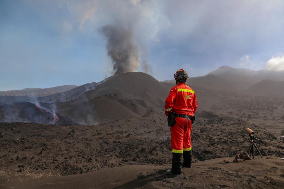 Un miembro de la Unidad de Emergencias Militares (UME) monitorea la evolución del flujo de lava del volcán de La Palma. (LUISMI ORTIZ / UME / AFP).