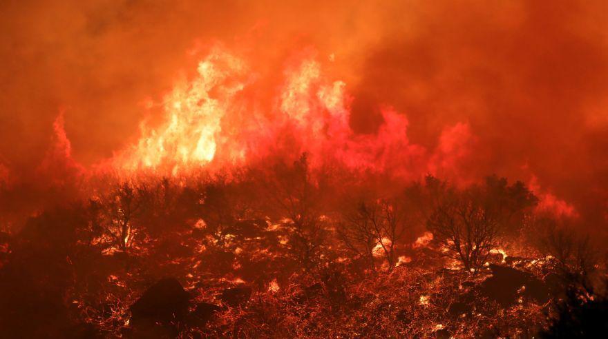 Cientos de viviendas en Santa Barbara, en el sur de California, Estados Unidos, se encuentran amenazadas este martes por un incendio fuera de control. (Foto: Reuters).