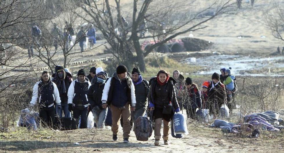 Refugiados de Irak y Siria atraviesan Macedonia en pleno invierno. (Foto: EFE)