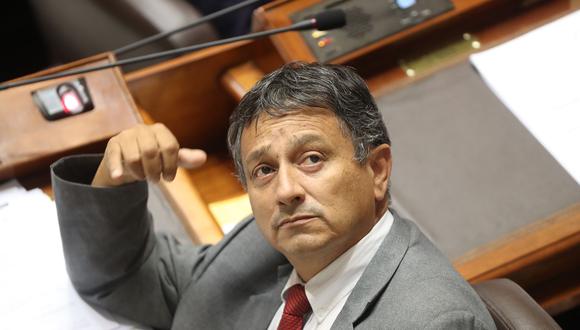 El congresista fujimorista Guillermo Boncángel agredió verbalmente a la parlamentaria de APP Gloria Montenegro. La llamó "pobre diabla". (Foto: Archivo El Comercio)