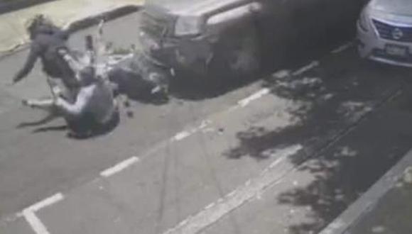 México: conductor de camioneta atropella a ladrones que le robaron 100 mil pesos al salir del AICM. (Captura de video).