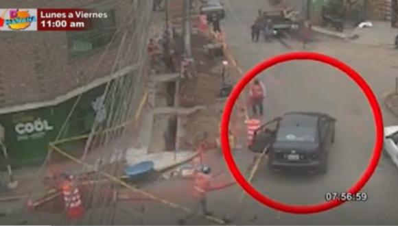 Los ladrones intentaron llevarse un rotomartillo en un auto negro. (Foto: captura TV)