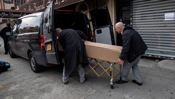 Personal de una funeraria traslada el cadáver de una víctima de coronavirus en Nueva York. Foto: REUTERS/Jeenah Moon