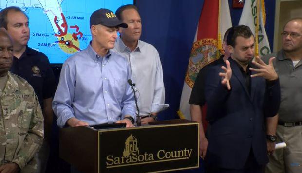 Los gestos de este hombre han cautivado las redes sociales.
 (Foto: captura de YouTube)