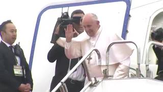 El papa vuelve a Roma tras expresar su rechazo al arma nuclear en Japón