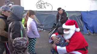 México: niños migrantes en Ciudad Juárez recibieron la inesperada visita de Papá Noel