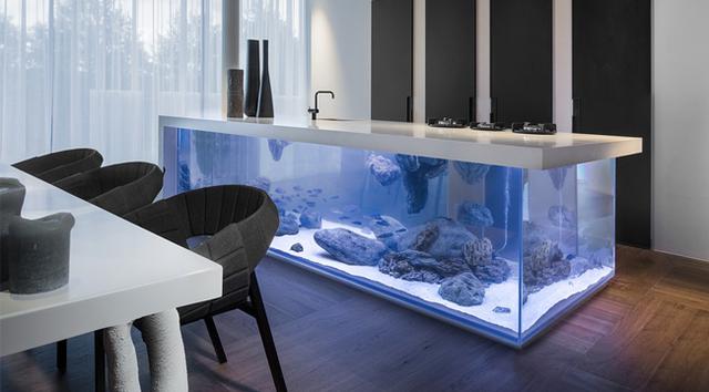 Diseño y naturaleza se unen en esta creativa cocina con acuario - 1