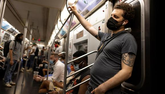 Personas que usan mascarilla para prevenir el contagio de coronavirus viajan en un tren subterráneo en Nueva York, el 30 de julio de 2021. (EFE / EPA / JUSTIN LANE).