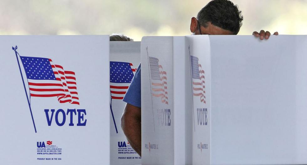 Los ciudadanos emiten sus votos para las elecciones intermedias en un colegio electoral en Kissimmee, Florida, Estados Unidos, el 8 de noviembre de 2022. (Gregg Newton / AFP).