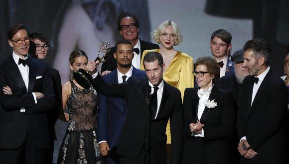 El elenco y creadores de "Game of Thrones" al momento de recibir el Emmy a Mejor serie dramática. (Foto: Agencias)