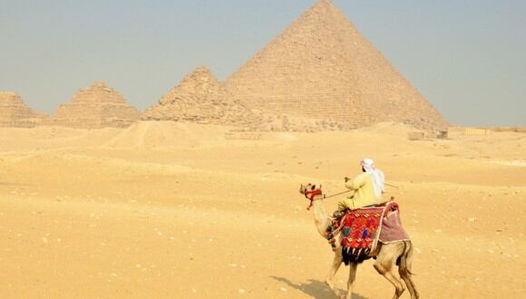 El viajero se aventuró el sábado a mostrar su trasero en el espacio que alberga las tres pirámides de Keops, Kefrén y Micerinos a las afueras de El Cairo. (Foto: Pixabay/Referencial)