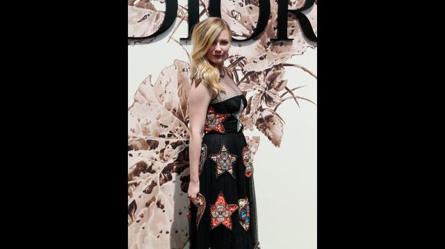 La actriz Kirsten Dunst se presentó en la gala del diseñador  Christian Dior, en París. (Fotos: Agencias)