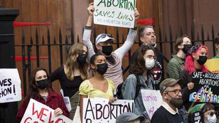 Decenas de personas se unen en Nueva York a protesta en favor del aborto