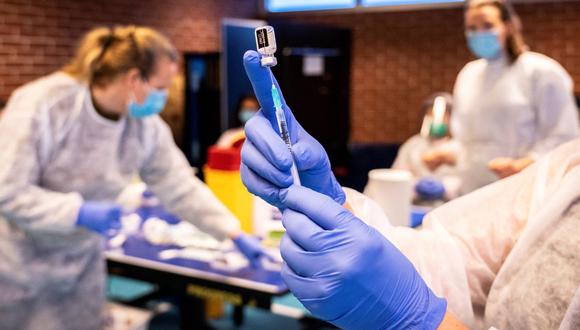 Una enfermera prepara una jeringa con vacuna contra el coronavirus en Drammen, Noruega, el 21 de enero de 2021. (OLE BERG-RUSTEN / NTB / AFP).