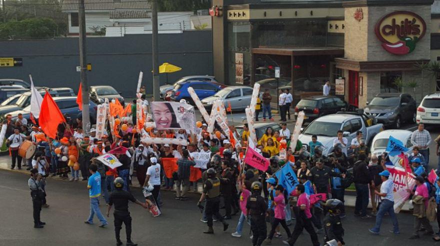 Keiko vs. PPK: simpatizantes se concentran afuera de U. de Lima - 7