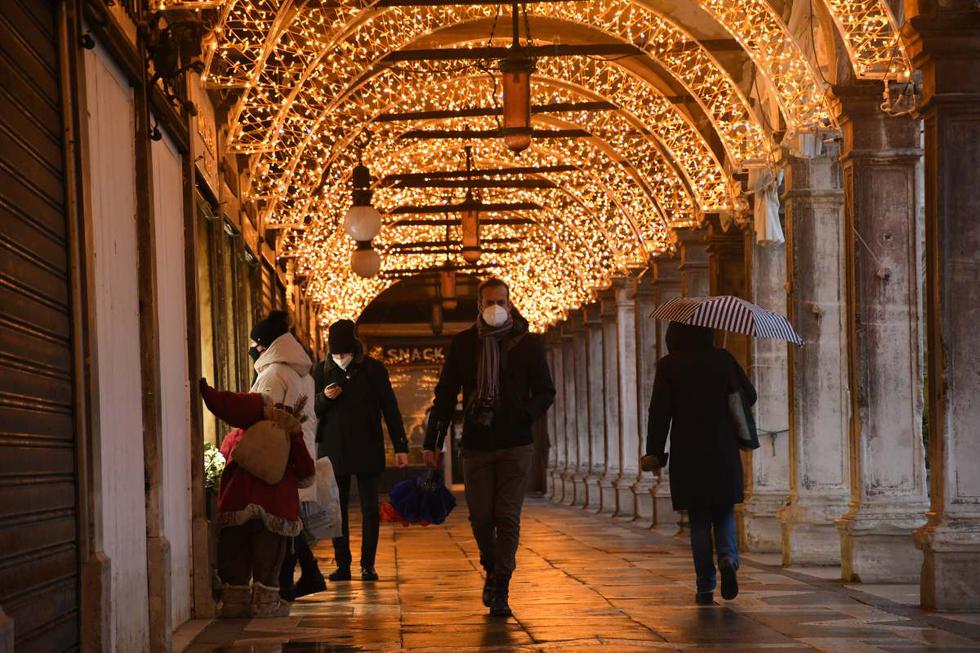 A pesar de la pandemia de <b>coronavirus</b> y la falta de turistas, Venecia (<b>Italia</b>) ha decidido engalanarse para las fiestas de fin de año e iluminar sus lugares más célebres, como la plaza San Marcos o el puente de Rialto.