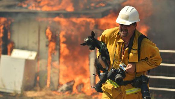 EE.UU.: 4 mil personas escapan de California por voraz incendio