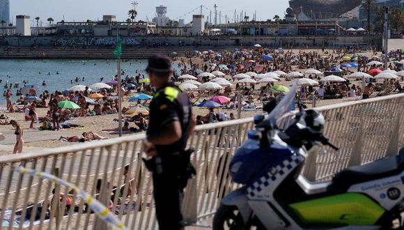 Foto de archivo de un policía mirando al público que disfruta de un día de playa en Barcelona, España, el 21 de junio del 2020. (REUTERS/Nacho Doce).