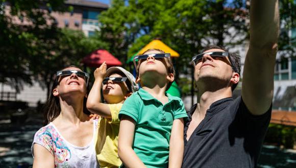 ¿Cómo observar de manera segura el eclipse solar del lunes 8 de abril? Sigue estas recomendaciones. (Foto: iStock)