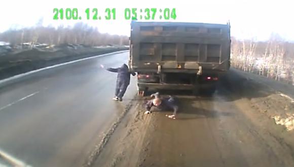 Hombre se salva por un segundo de ser aplastado por un camión