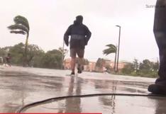 Camarógrafo cubría huracán Ian, vio a familia atrapada y dejó sus equipos para socorrerla