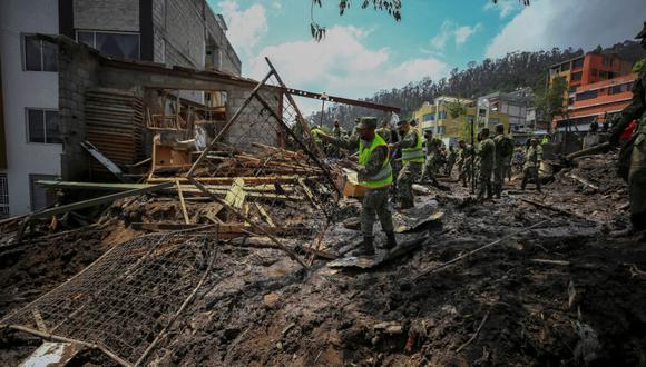 Organismos de búsqueda y rescate trabajan para encontrar desaparecidos mientras retiran los escombros que dejó un aluvión el pasado lunes, en Quito (Ecuador). (Foto: EFE/ José Jácome).
