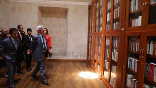 Más libros donados por Vargas Llosa llegarán al Perú