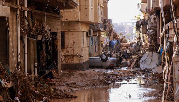 Carros volcados y escombros causados ​​por las inundaciones repentinas en Derna, al este de Libia. (Foto de AFP).