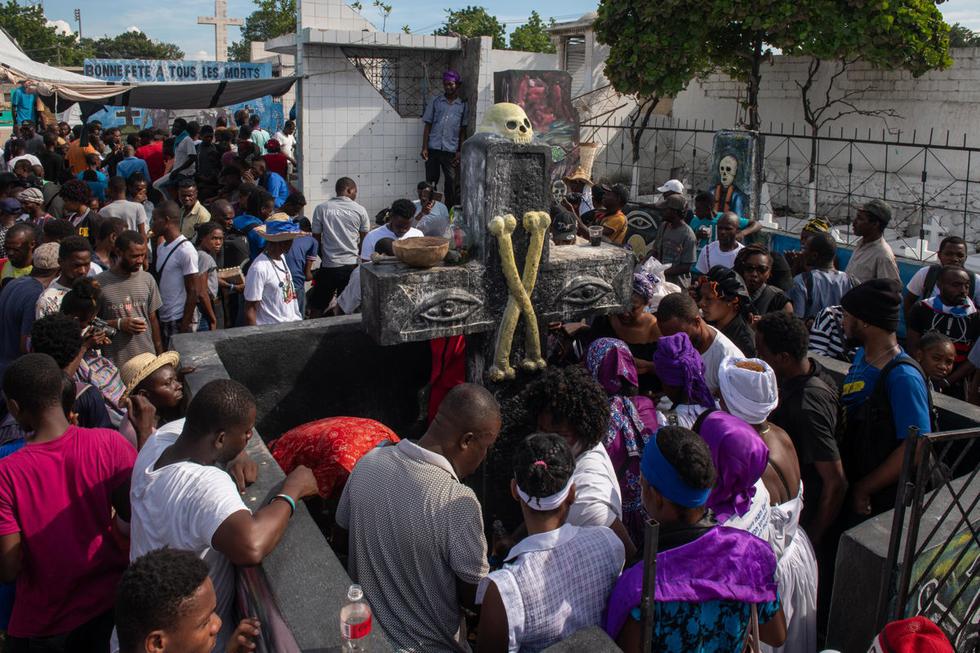 Creyentes participan en una ceremonia vudú con motivo del tradicional Fete Gede, en el Cementerio General de Puerto Príncipe, Haití, el 1 de noviembre de 2023. (Foto de Johnson Sabin / EFE)