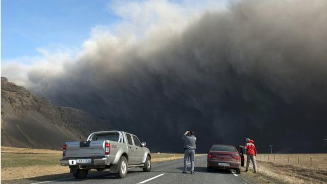 La extinción de la humanidad por la erupción de un volcán o un meteorito son causas poco probables. (Getty Images vía BBC)