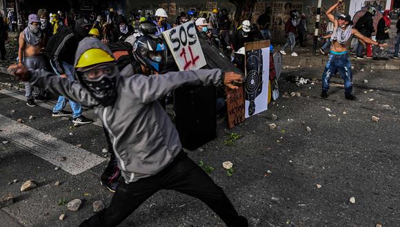 Manifestantes en Colombia han chocado con la policía desde mayo en contra de la reforma tributaria planteada por el Ejecutivo, y que tuvo que ser retirada ante las protestas. AFP