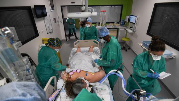 Enfermeras atienden a un paciente de coronavirus en la unidad de cuidados intensivos (UCI) del hospital Delafontaine AP-HP en Saint-Denis, en las afueras de París, Francia, el 29 de diciembre de 2021. (ALAIN JOCARD / AFP).