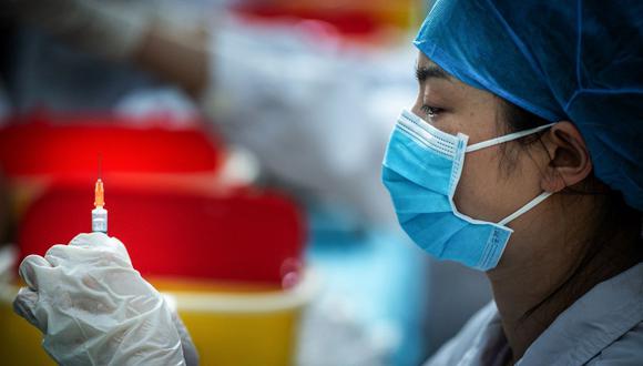 Esta foto tomada el 28 de abril de 2021 muestra a una enfermera preparando una dosis de la vacuna contra el coronavirus Covid-19 en una universidad de Wuhan, en la provincia central china de Hubei. (Foto de STR / AFP).