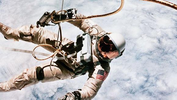 Los trajes protegen a los astronautas de las condiciones extremas del espacio. (GETTY IMAGES)