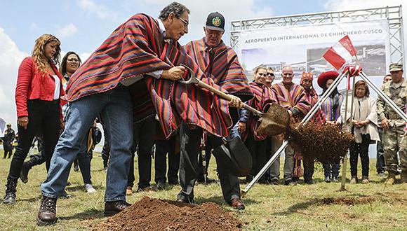 El presidente Pedro Pablo Kuczynski y el titular del MTC Mart&iacute;n Vizcarra pusieron la primera piedra del aeropuerto de Chinchero. (Foto: Andina)