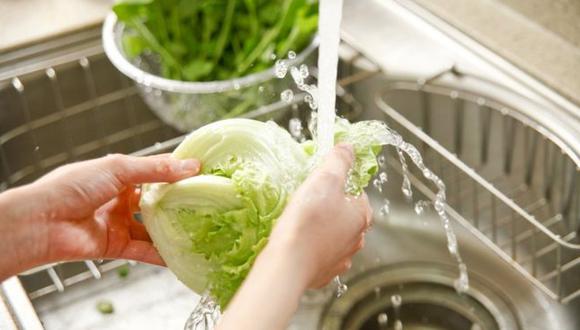 Con agua corriendo: esa es la mejor forma de lavar las frutas y verduras frescas incluso en tiempo de coronavirus. (GETTY IMAGES)