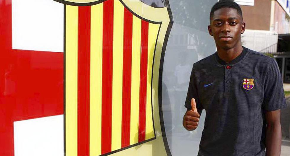 El francés Ousmane Dembélé ha llegado a Barcelona y ha posado ante el escudo del club. (Foto: Getty Images)