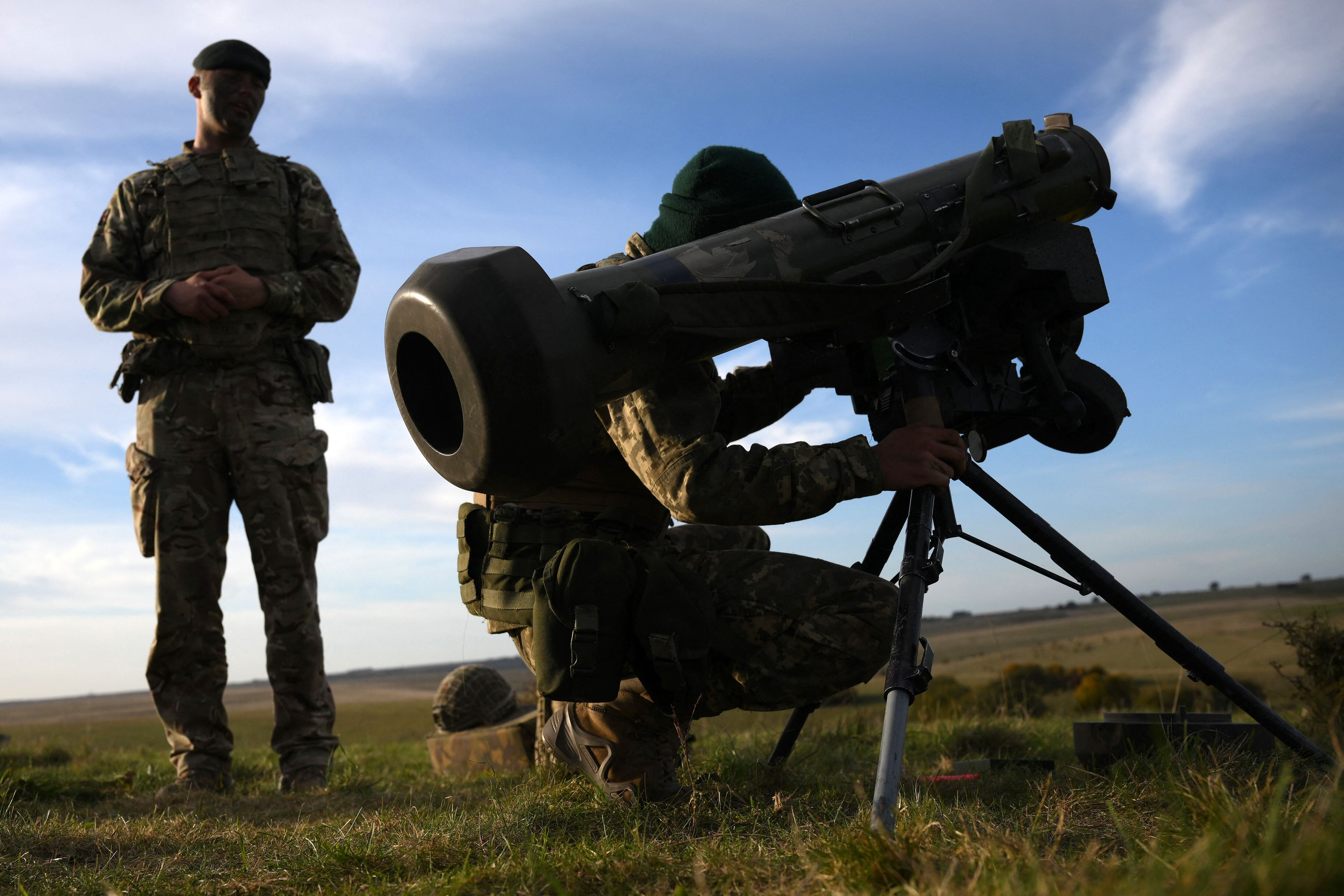 A Ukrainian recruit holds a Javelin anti-tank weapon during a five-week combat training course with the UK military, October 11, 2022. (Photo by Daniel LEAL/AFP).