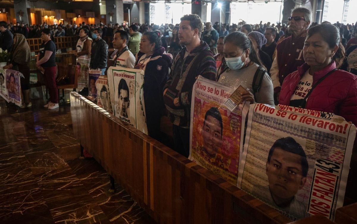 Mexican families of the 43 missing students from Ayotzinapa and activists made a pilgrimage this Tuesday to the Basilica of the Virgin of Guadalupe to demand justice and denounce impunity in the case despite promises from the president, Andrés Manuel López Obrador |  Photo: EFE/Isaac Esquivel