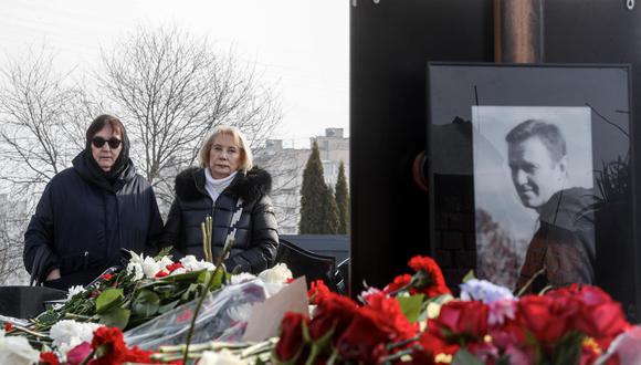 Lyudmila Navalnaya (L), madre del fallecido líder de la oposición rusa Alexei Navalny, llora cerca de la tumba de su hijo en el cementerio Borisovskoye, en las afueras de Moscú, Rusia. EFE/EPA/MAXIM SHIPENKOV