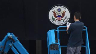 EE.UU. retira su insignia del consulado en Chengdu, en plena tormenta diplomática con China | FOTOS