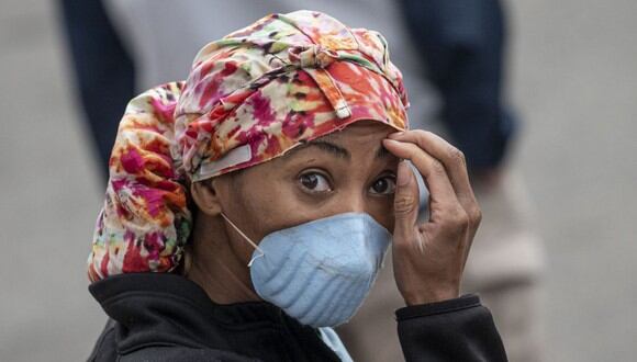 Un trabajador de la salud de un hospital temporal ubicado en el Centro Nacional de Tenis Billie Jean King de la USTA durante el brote de la enfermedad por coronavirus (COVID-19), en el distrito de Queens, en Nueva York (Foto: Johannes Eisele / AFP)