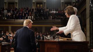El momento del desplante de Donald Trump a Nancy Pelosi antes del discurso del Estado de la Unión | VIDEO