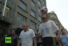 México: Deportista camina miles de kilómetros dominando un balón con la cabeza