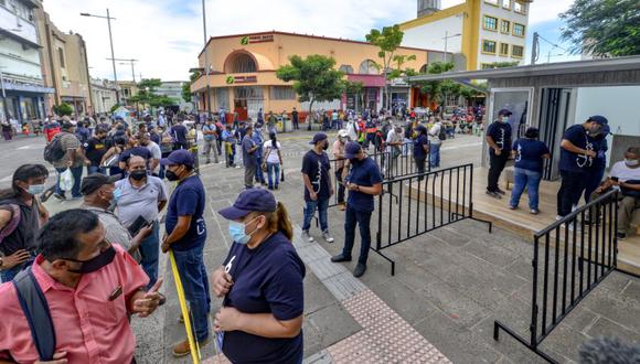 Los clientes hacen fila para usar un cajero automático (ATM) Chivo Bitcoin en San Salvador, El Salvador, el martes 7 de septiembre de 2021. (Foto: Camilo Freedman / Bloomberg).