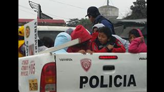 ¿Y la seguridad? policías llevan niños en tolva de camioneta