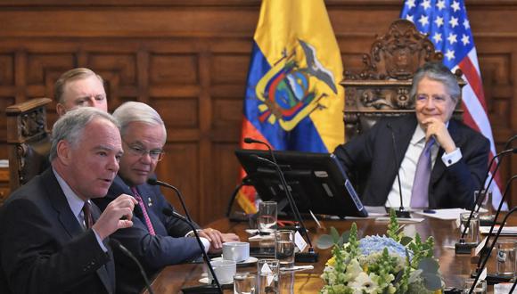 El senador estadounidense Timothy Kaine (I) junto al senador estadounidense Robert Menéndez durante una reunión con el presidente ecuatoriano Guillermo Lasso (D) en el Palacio de Carondelet en Quito el 10 de abril de 2023. (Foto de Rodrigo BUENDIA / AFP)