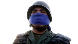 Venezuela: por qué los militares que apoyan a la oposición se identifican con cintas azules