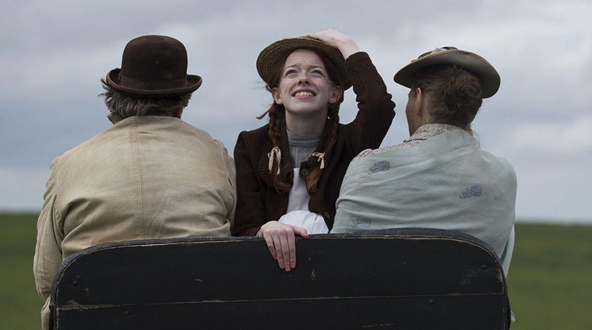 En la década de 1890, una niña huérfana de 13 años es enviada por error a vivir con unos hermanos mayores a la Isla del Príncipe Eduardo (Foto: Anne with an E / Netflix)