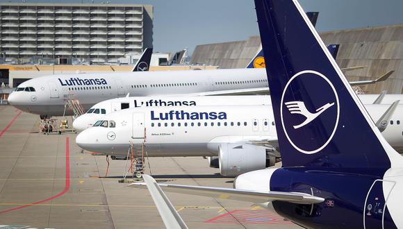 Lufthansa dejó en tierra casi la totalidad de sus aviones en marzo pasado por la crisis sanitaria del COVID-19. (Foto: AFP)